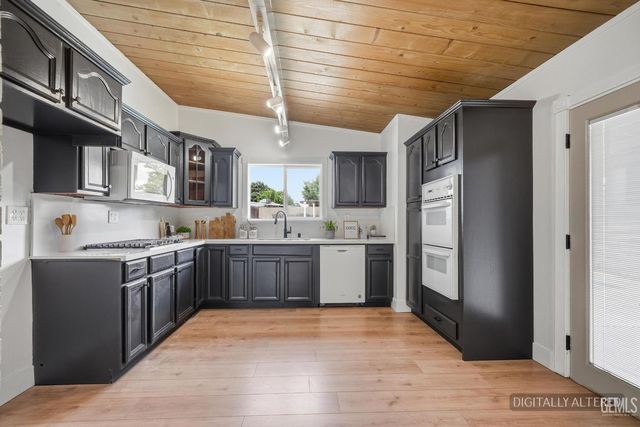 3025 Peerless Avenue, Bakersfield, CA 93308