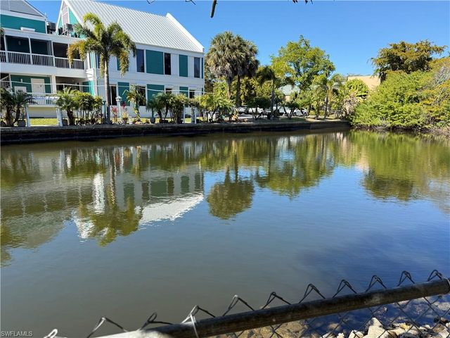 579 13th ST N, Naples, FL 34102