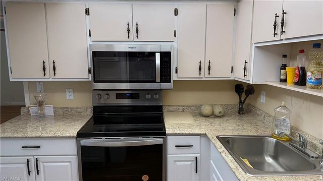 579 13th ST N, Naples, FL 34102