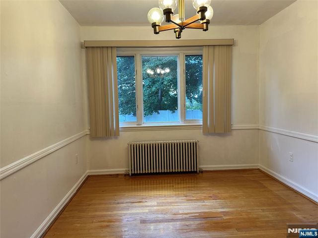 31 Oak Street, Oakland, NJ 07436