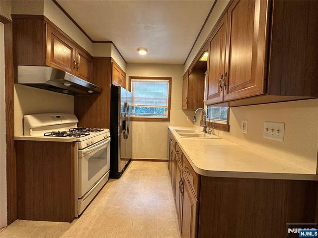 31 Oak Street, Oakland, NJ 07436