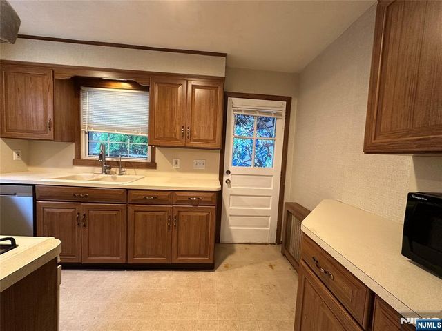 31 Oak Street, Oakland, NJ 07436