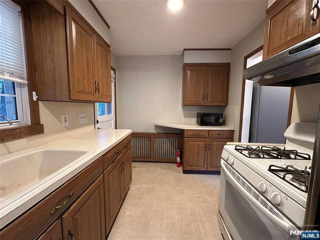 31 Oak Street, Oakland, NJ 07436