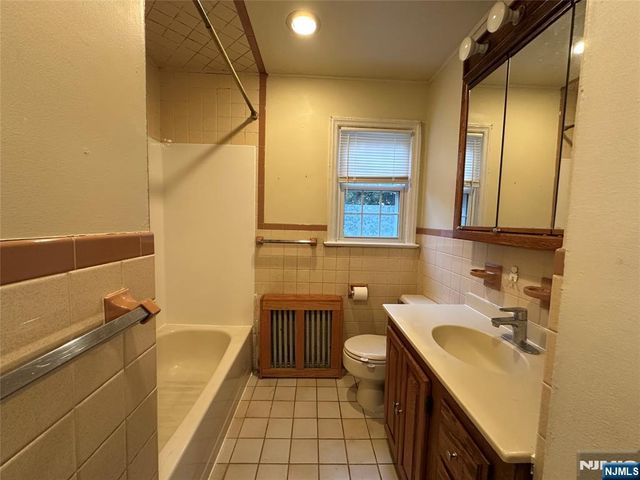 31 Oak Street, Oakland, NJ 07436