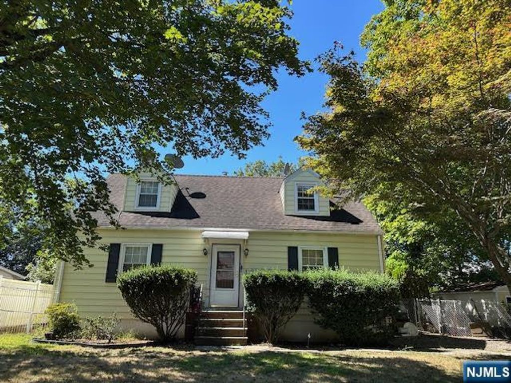 31 Oak Street, Oakland, NJ 07436