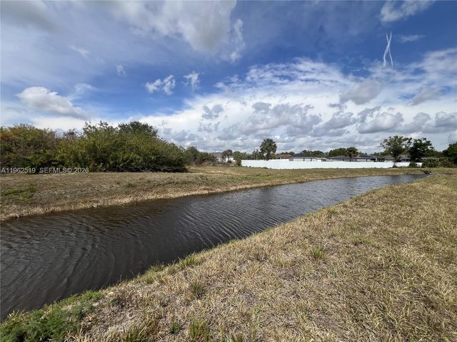 1913 Roderick Ln, Lehigh Acres, FL 33972