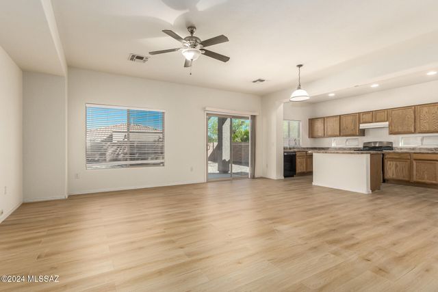 7104 W Amber Burst Court, Tucson, AZ 85743