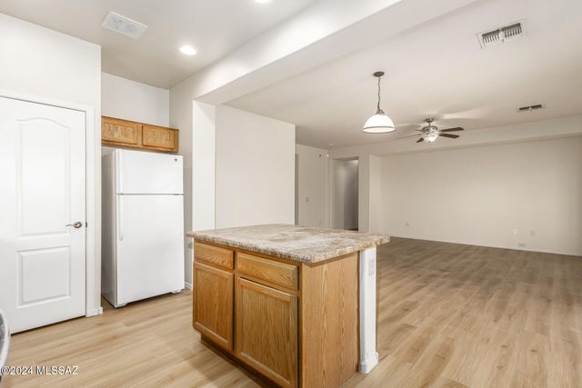7104 W Amber Burst Court, Tucson, AZ 85743