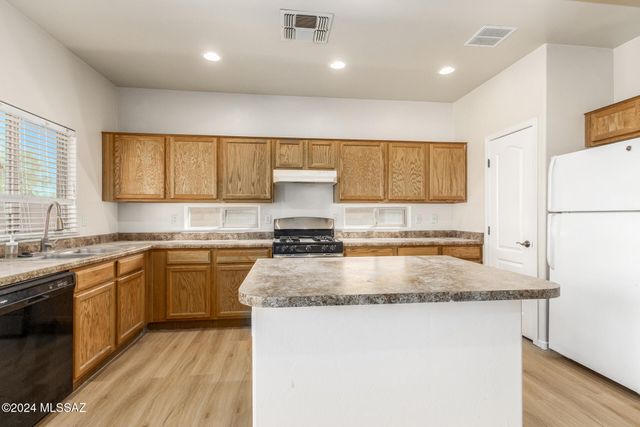 7104 W Amber Burst Court, Tucson, AZ 85743