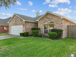5106 Chase Park Gate Street, Bacliff, TX 77518