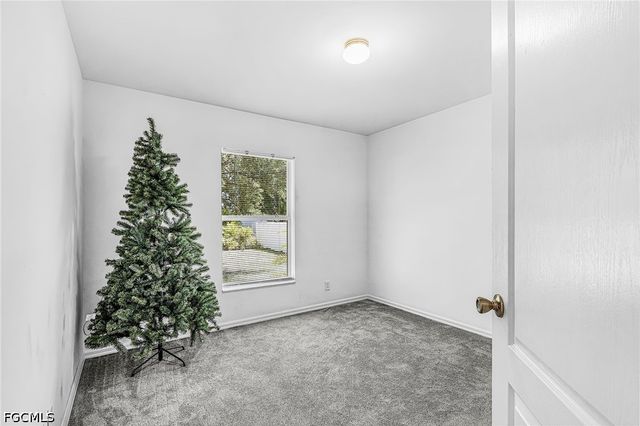 307 NE 25th TER, Cape Coral, FL 33909