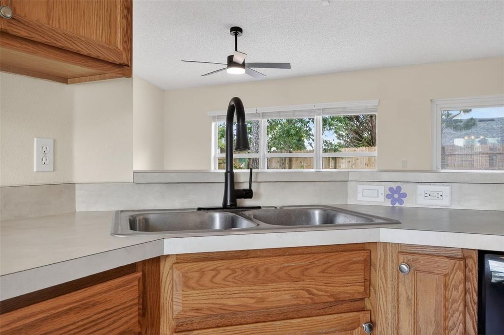 Image 9 of property listing at 3343 CALDWELL STREET, Deltona, FL 32738