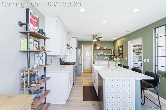 37824 Jefferson Avenue, Harrison Twp, MI 48045