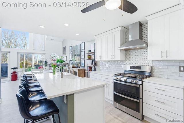 37824 Jefferson Avenue, Harrison Twp, MI 48045