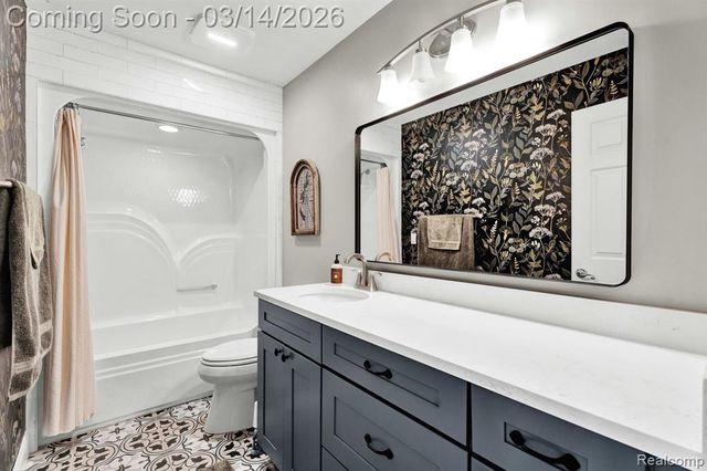 37824 Jefferson Avenue, Harrison Twp, MI 48045