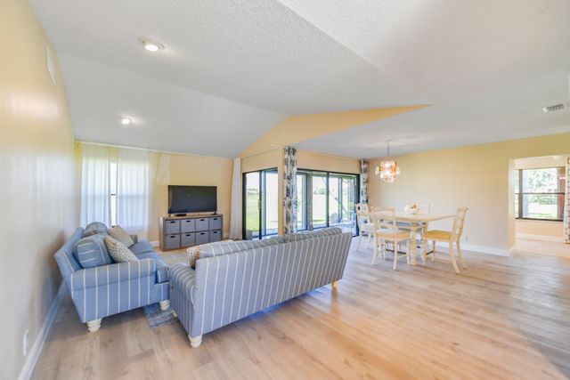 13355 Touchstone Place, Palm Beach Gardens, FL 33418