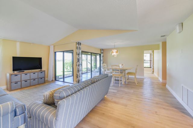 13355 Touchstone Place, Palm Beach Gardens, FL 33418