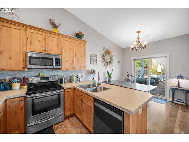 735 N COLLEGE St, Newberg, OR 97132