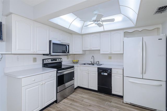 1139 ORANGE TREE CIRCLE E A, Palm Harbor, FL 34684