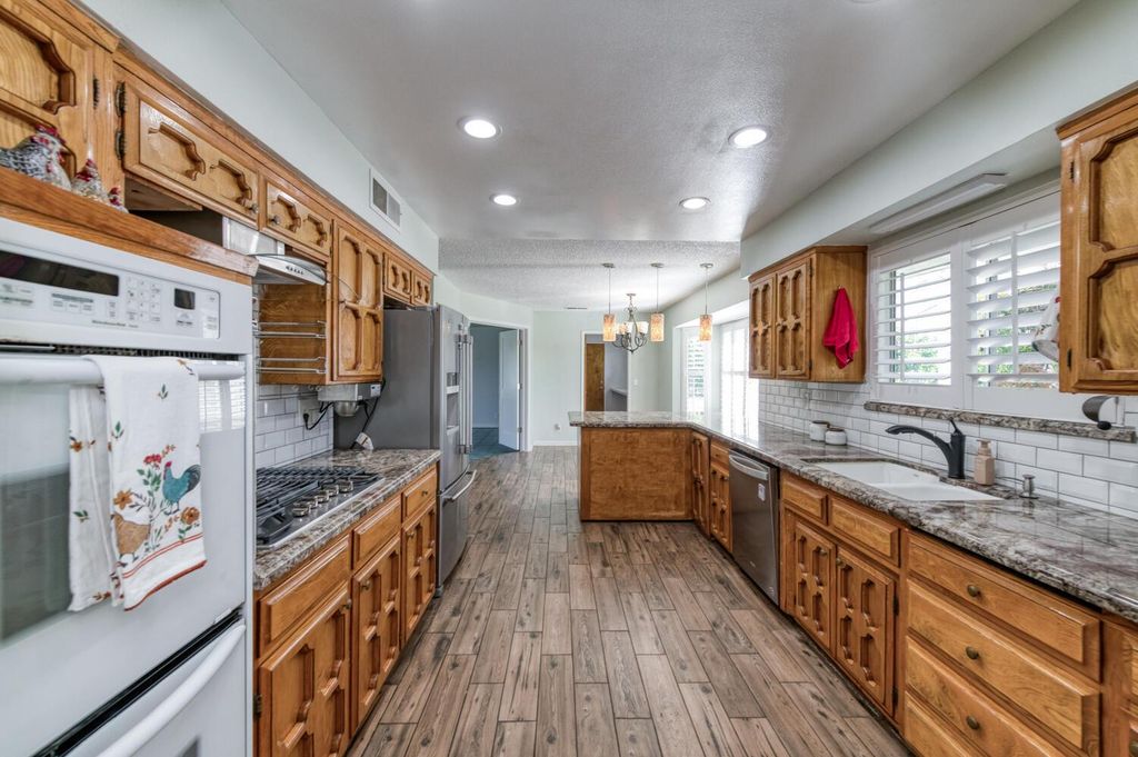 Image 12 of property listing at 6732 E Harvey Avenue, Fresno, CA 93727