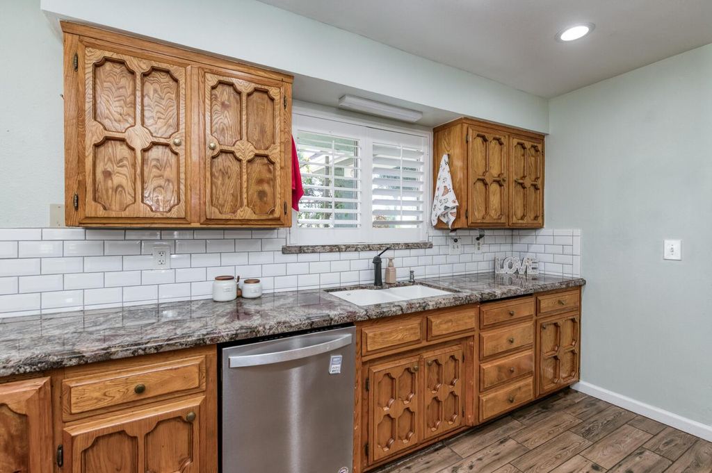 Image 16 of property listing at 6732 E Harvey Avenue, Fresno, CA 93727