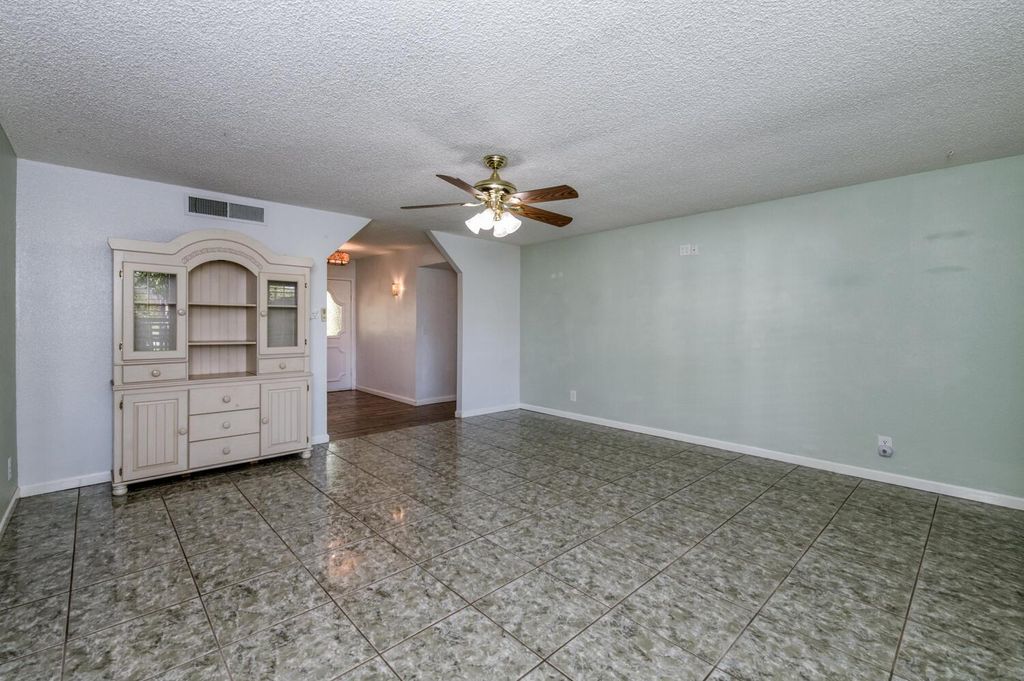 Image 8 of property listing at 6732 E Harvey Avenue, Fresno, CA 93727