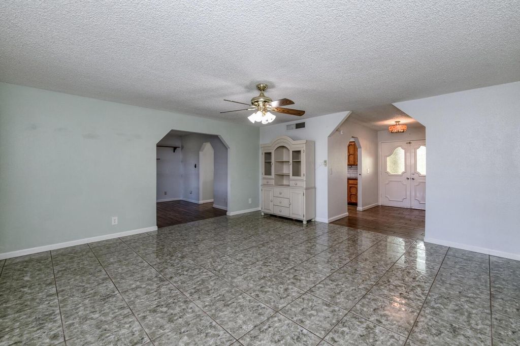 Image 9 of property listing at 6732 E Harvey Avenue, Fresno, CA 93727