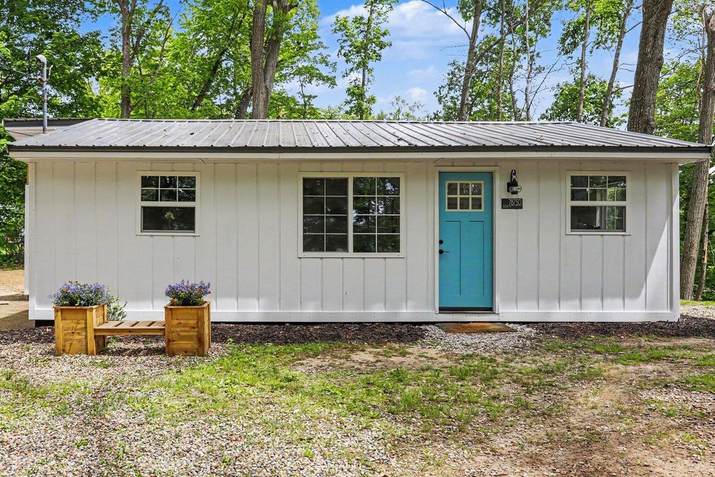 78750 South Court, Lawton, MI 49065