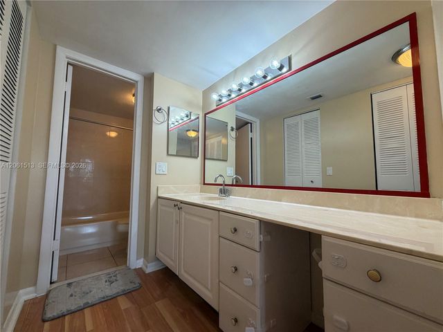 711 N Pine Island Rd 121, Plantation, FL 33324