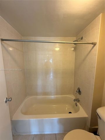 711 N Pine Island Rd 121, Plantation, FL 33324