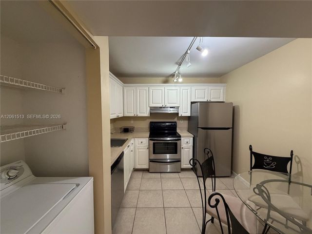 711 N Pine Island Rd 121, Plantation, FL 33324