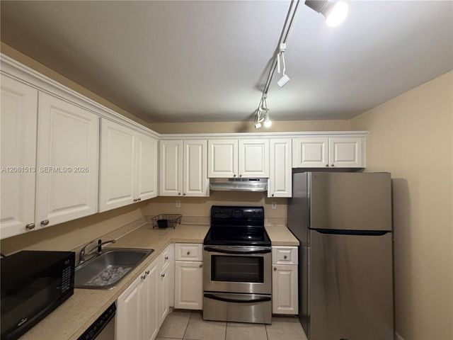 711 N Pine Island Rd 121, Plantation, FL 33324