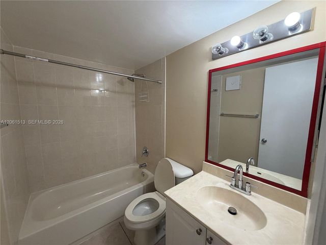 711 N Pine Island Rd 121, Plantation, FL 33324