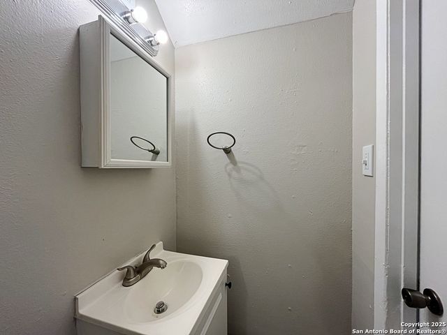 2802 Lasses Blvd Apt 13, San Antonio, TX 78223