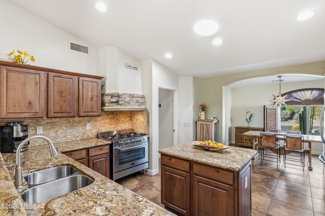 2480 E Glen Canyon Road, Green Valley, AZ 85614