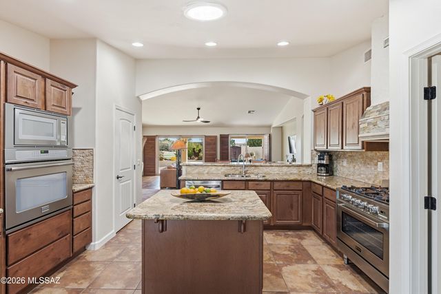 2480 E Glen Canyon Road, Green Valley, AZ 85614