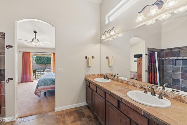 2480 E Glen Canyon Road, Green Valley, AZ 85614