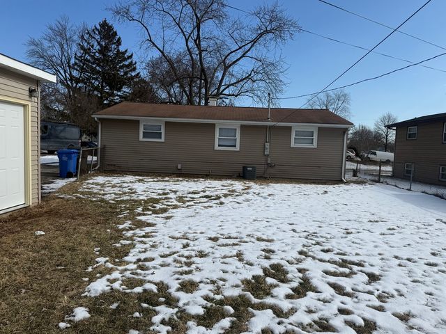 636 Jefferson Avenue, Carpentersville, IL 60110