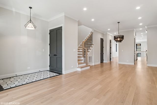 2062 W Belle Plaine Avenue, Chicago, IL 60618