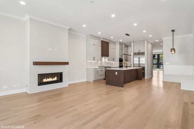 2062 W Belle Plaine Avenue, Chicago, IL 60618