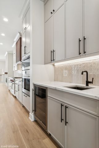 2062 W Belle Plaine Avenue, Chicago, IL 60618