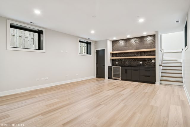 2062 W Belle Plaine Avenue, Chicago, IL 60618