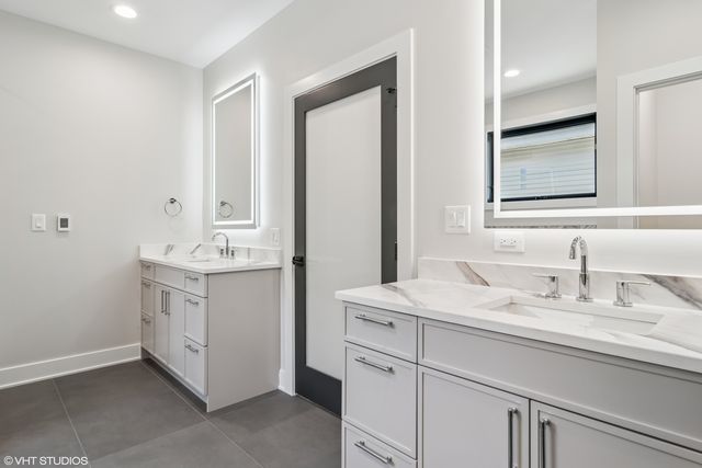 2062 W Belle Plaine Avenue, Chicago, IL 60618