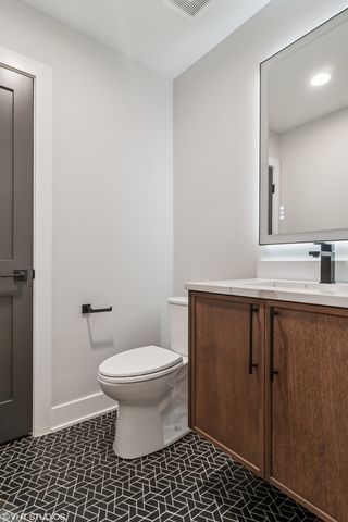 2062 W Belle Plaine Avenue, Chicago, IL 60618