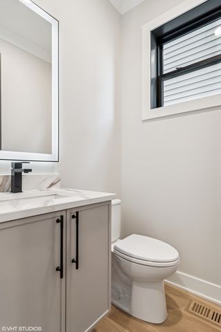 2062 W Belle Plaine Avenue, Chicago, IL 60618