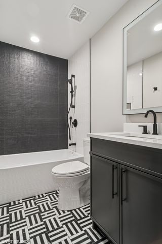 2062 W Belle Plaine Avenue, Chicago, IL 60618