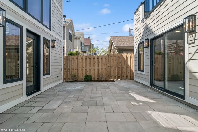 2062 W Belle Plaine Avenue, Chicago, IL 60618