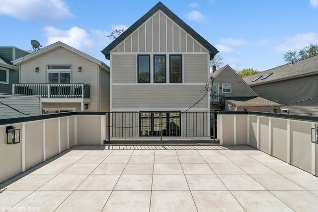 2062 W Belle Plaine Avenue, Chicago, IL 60618