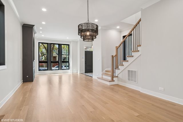 2062 W Belle Plaine Avenue, Chicago, IL 60618
