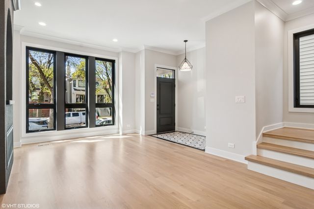 2062 W Belle Plaine Avenue, Chicago, IL 60618